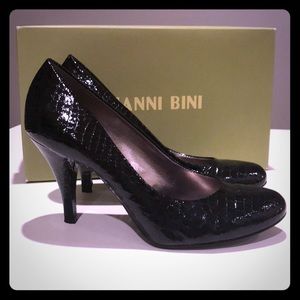Size 7.5 Gianni Bini Black Patent Pumps